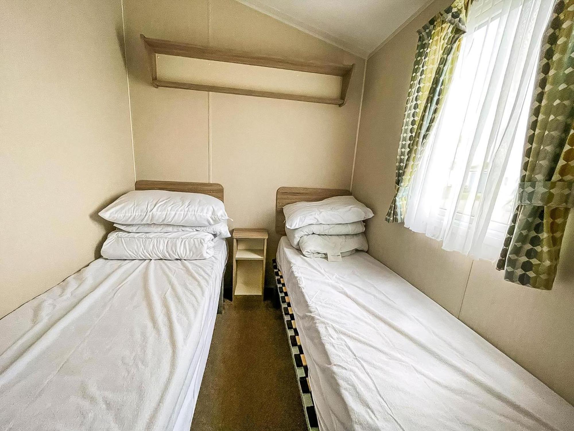 Great 6 Berth Caravan Nearby The Beach In Walton-On-The-Naze Ref 17181X Buitenkant foto